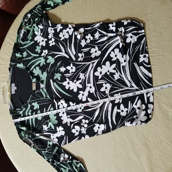 Soft Flowered Top with Cut-Outs - Picture 6 of 8